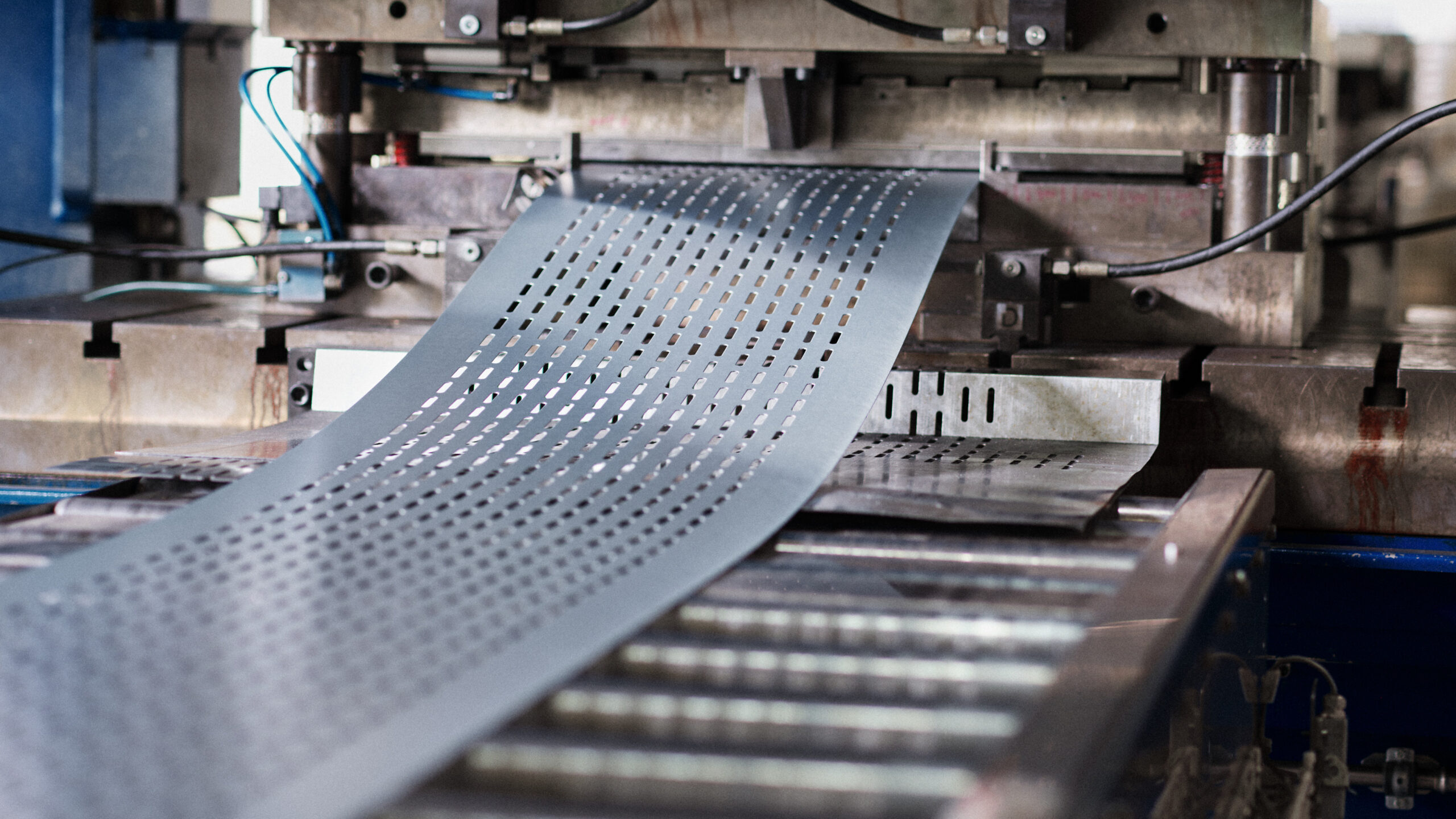 Perforiertes Blech in der Produktion an einer Maschine – LANZ
