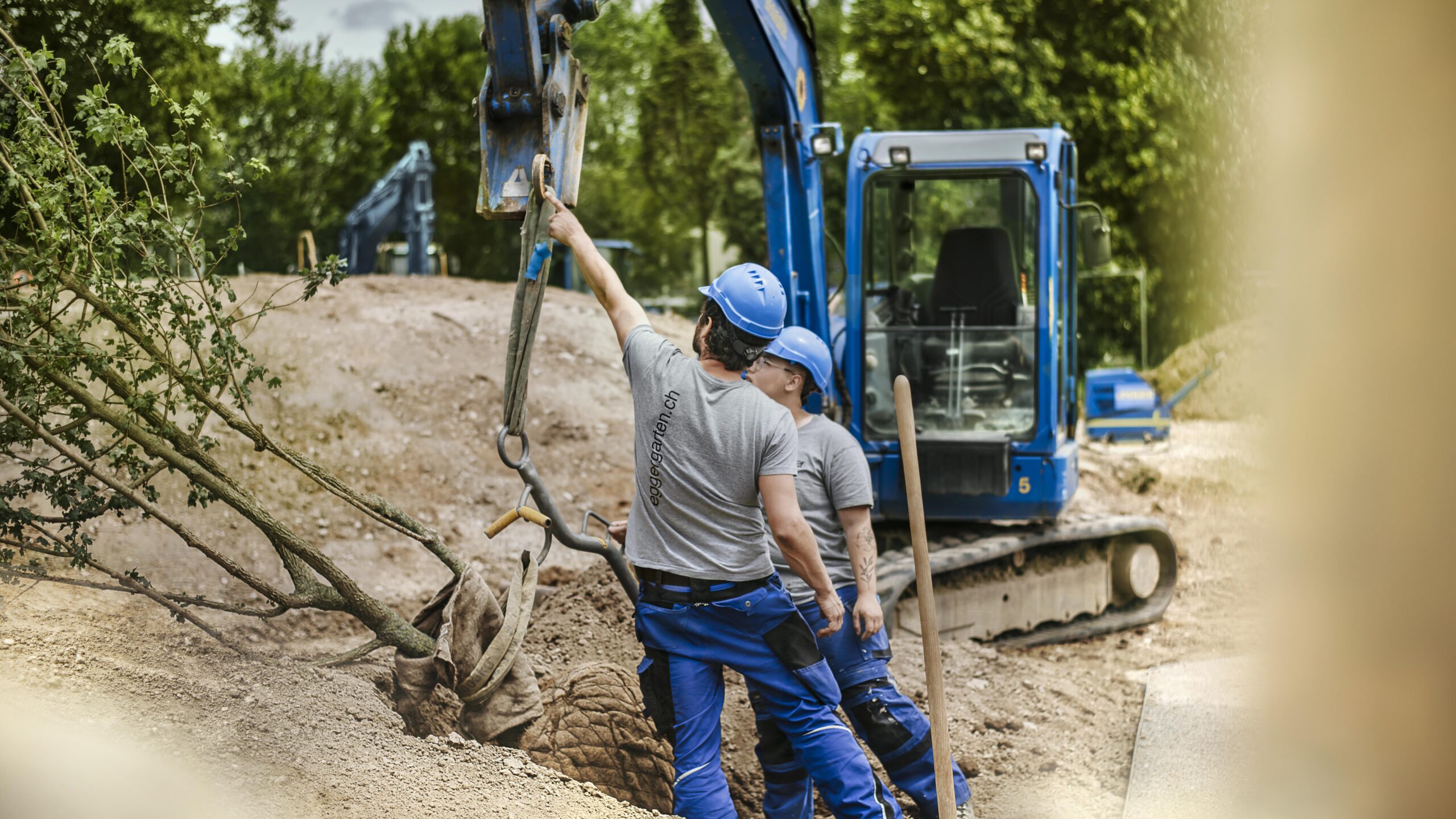Landschaftsgärtner mit Minibagger bei Erdarbeiten – B+G Schweiz Key Visual