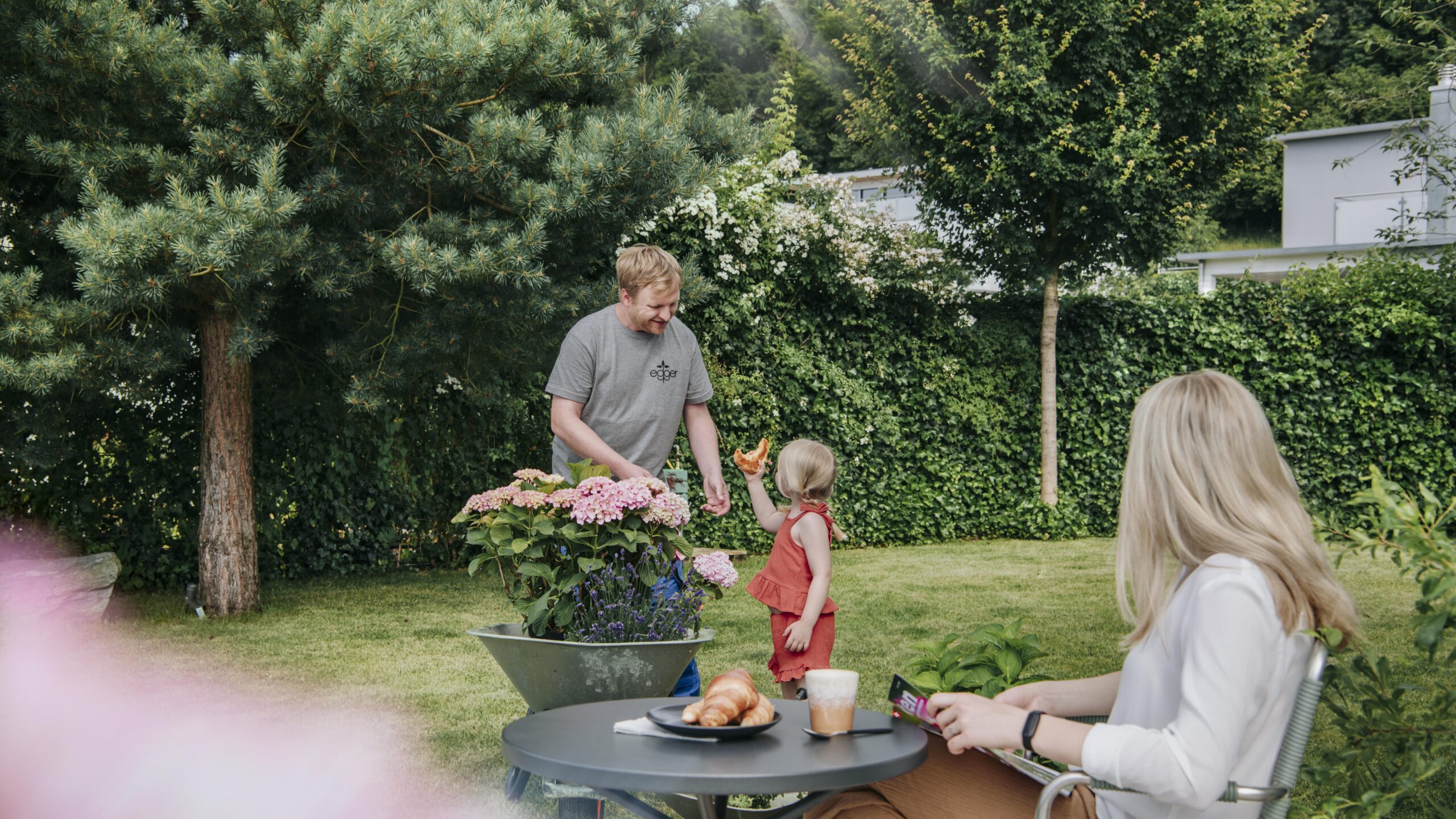 Familie geniesst Zeit im Garten – B+G Schweiz Key Visual