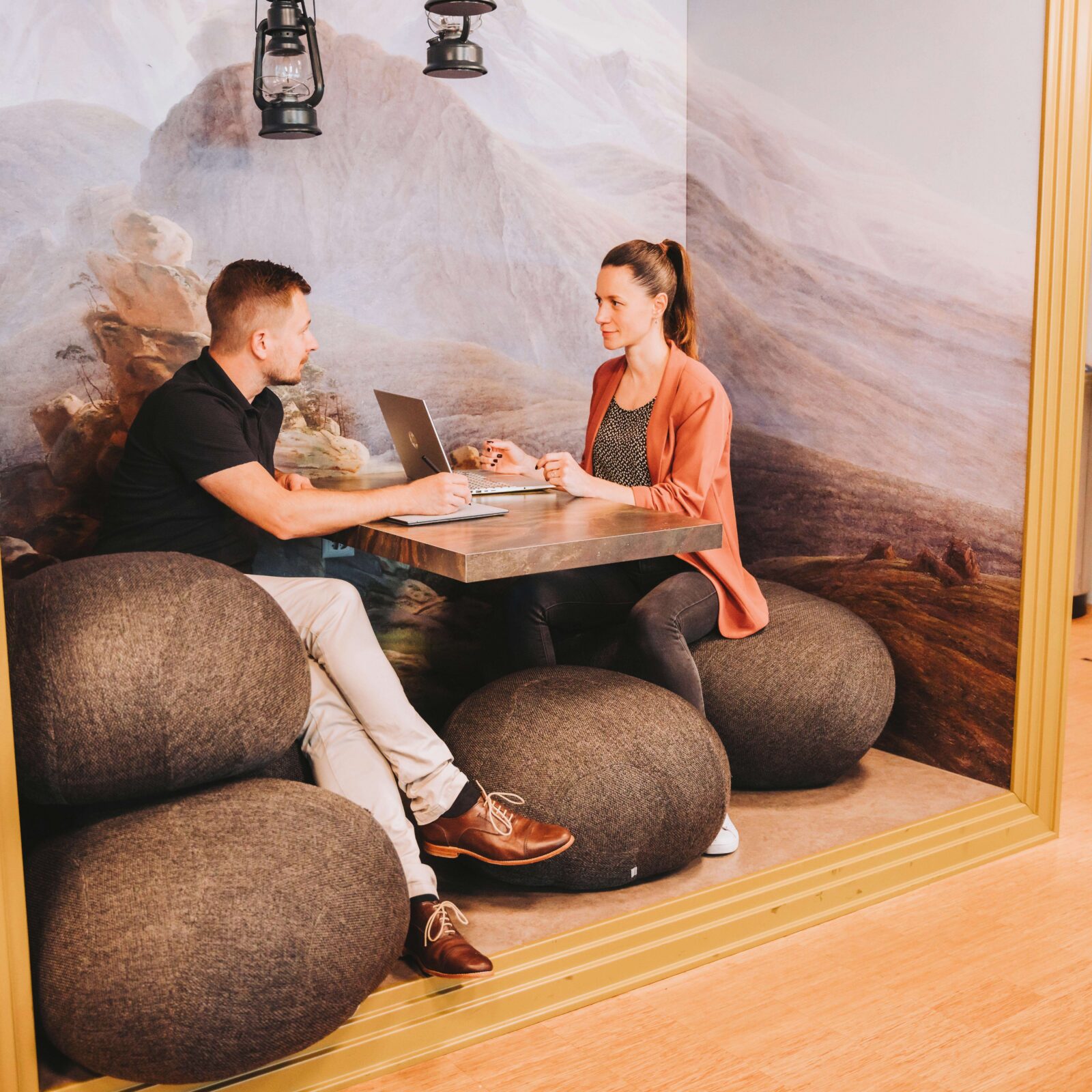 Erstgespräch: zwei Personen im Gespräch in einer Lounge-Nische